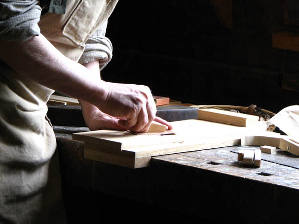 Nuestro equipo de profesionales cuenta  con muchos años de contrastada <strong>experiencia</strong> en el sector de la <strong>carpintería de madera en Fuente la Reina</strong>.